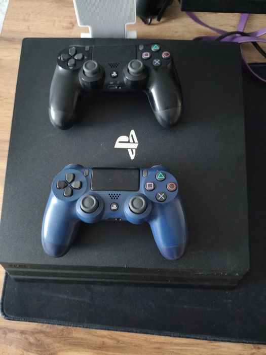 PS4 Pro 1TB с играми и 2 геймпадами