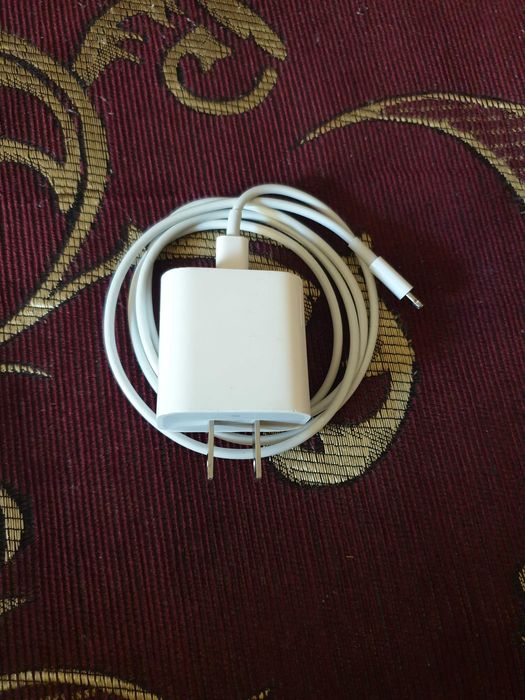 Продам оригинальное зарядное устройство от  iphone