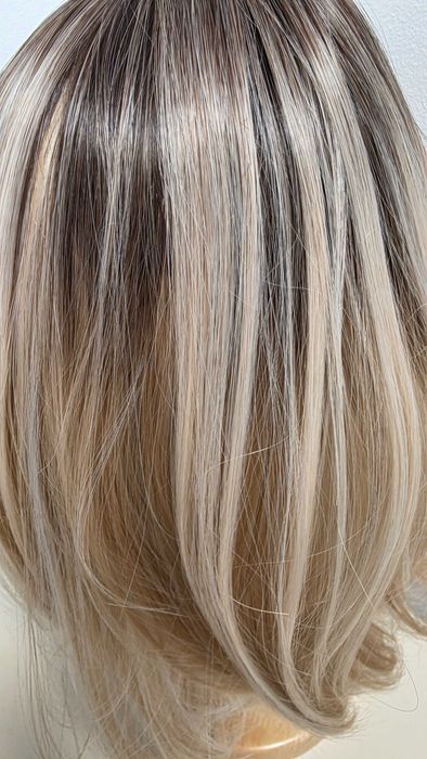 Perucă HAIRCUBE blond ombre cu rădăcini închise, bob în straturi, sintetică