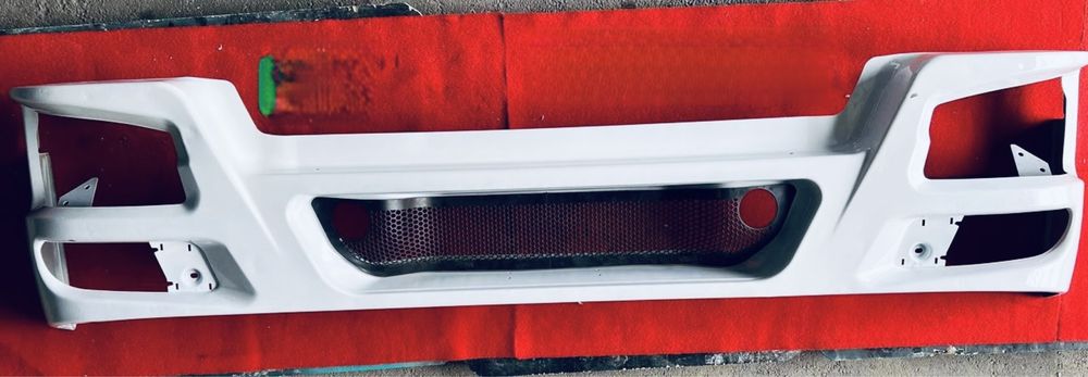 Бампер Хова 2010 (белый и красный )