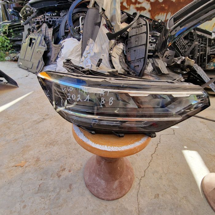 VW Passat B8 2022 десен фар