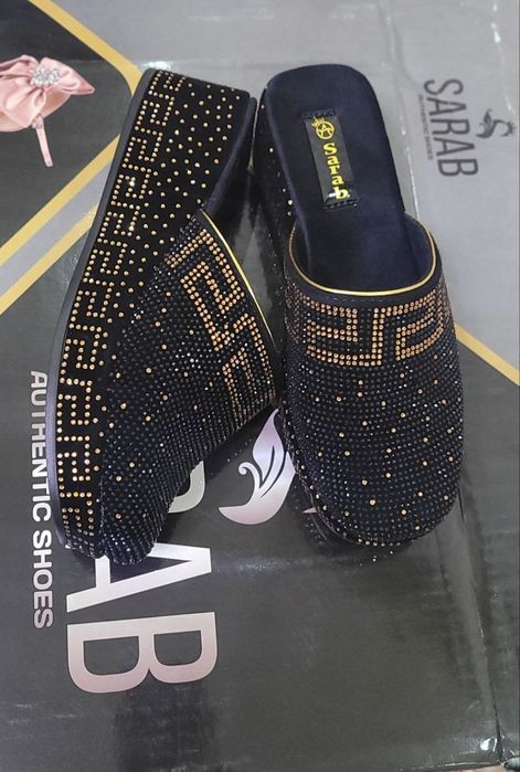 Yangi oyoq kiyim sotiladi