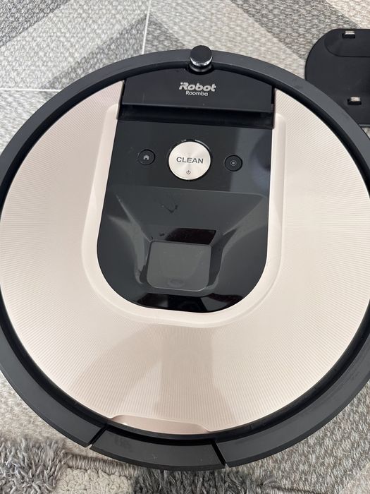 прахосмукачки  iROBOT Roomba 976 и  iROBOT Roomba 981