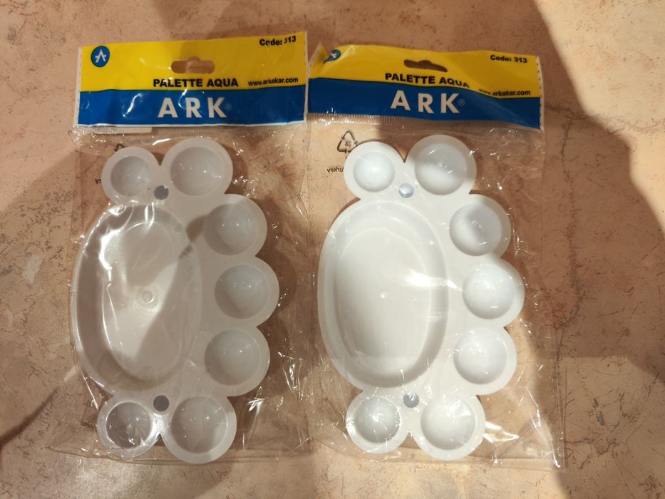 Комплект  акрилни бои, четки и палитри