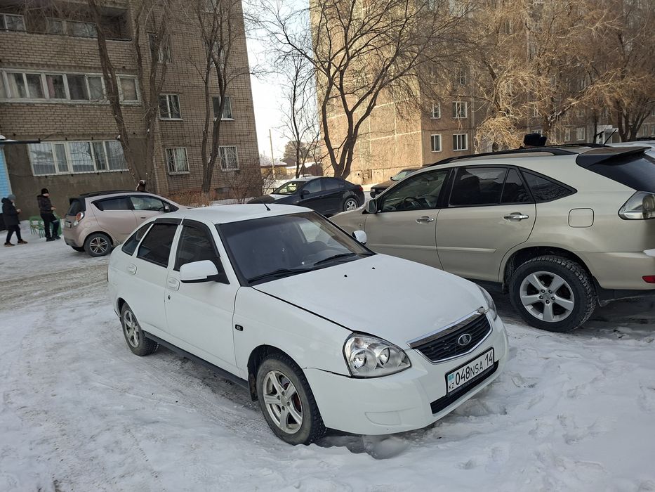 Приора белого цвета 2013 года