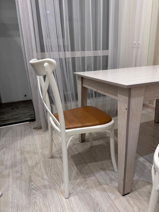 Стол обеденный ,крепкий