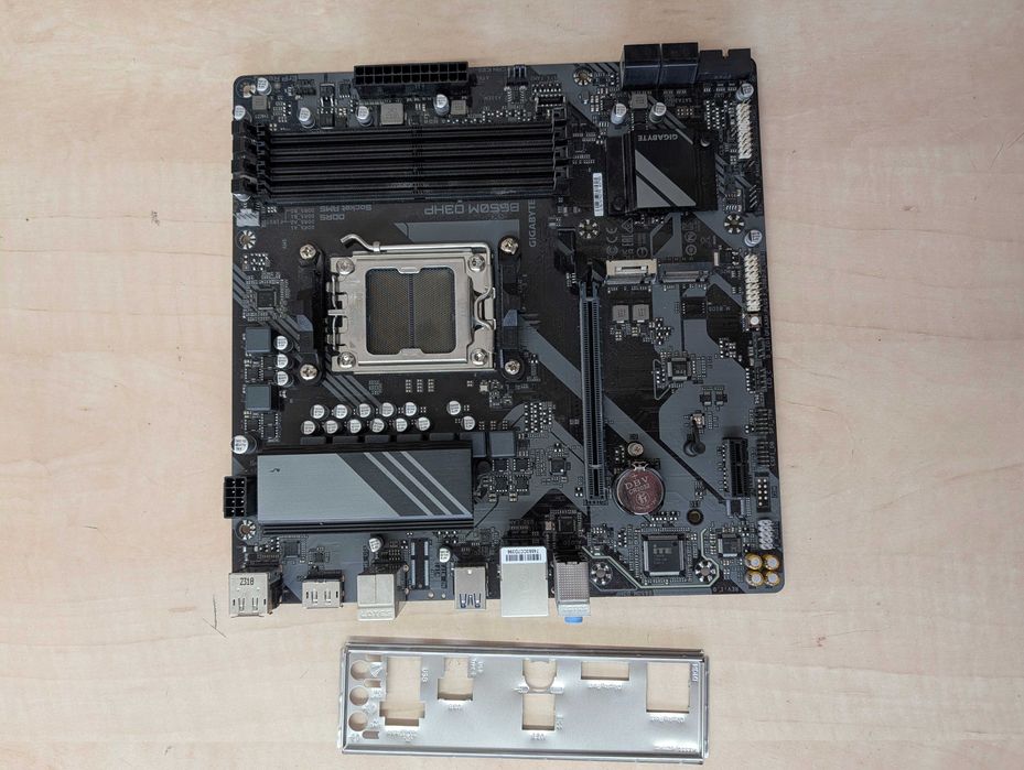 Placă de bază Gigabyte B650M D3HP Socket AM5 DDR5 Pentru AMD Ryzen