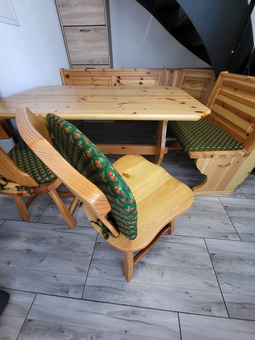 Set bucătărie colțar lemn masiv + masă + 2 scaune – impecabil