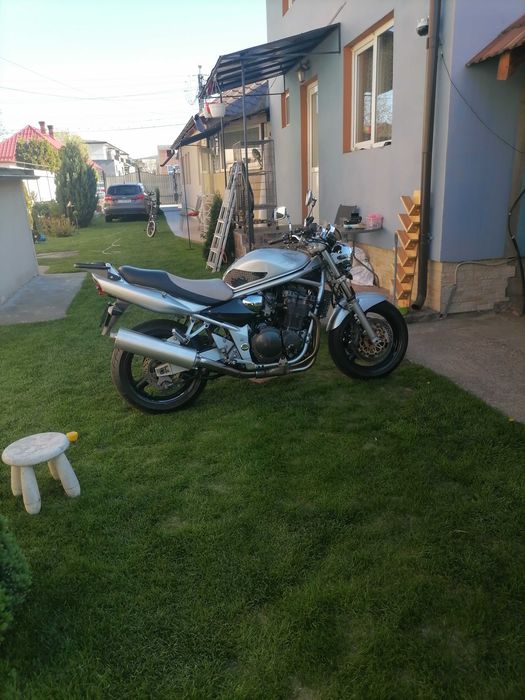 Se vinde suzuki bandit gsf 1200 2004 stare foarte bună lalt trazmisie și pinioane noi plăcute noi gume din primăvară funcționează perfect