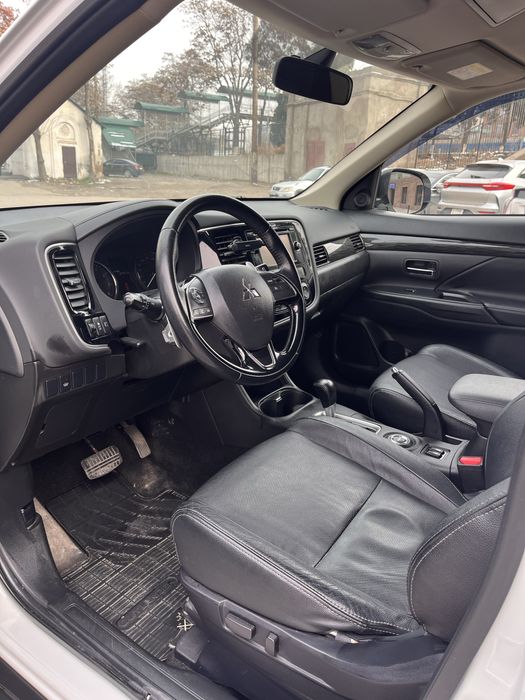 Mitsubishi Outlander 2015 год