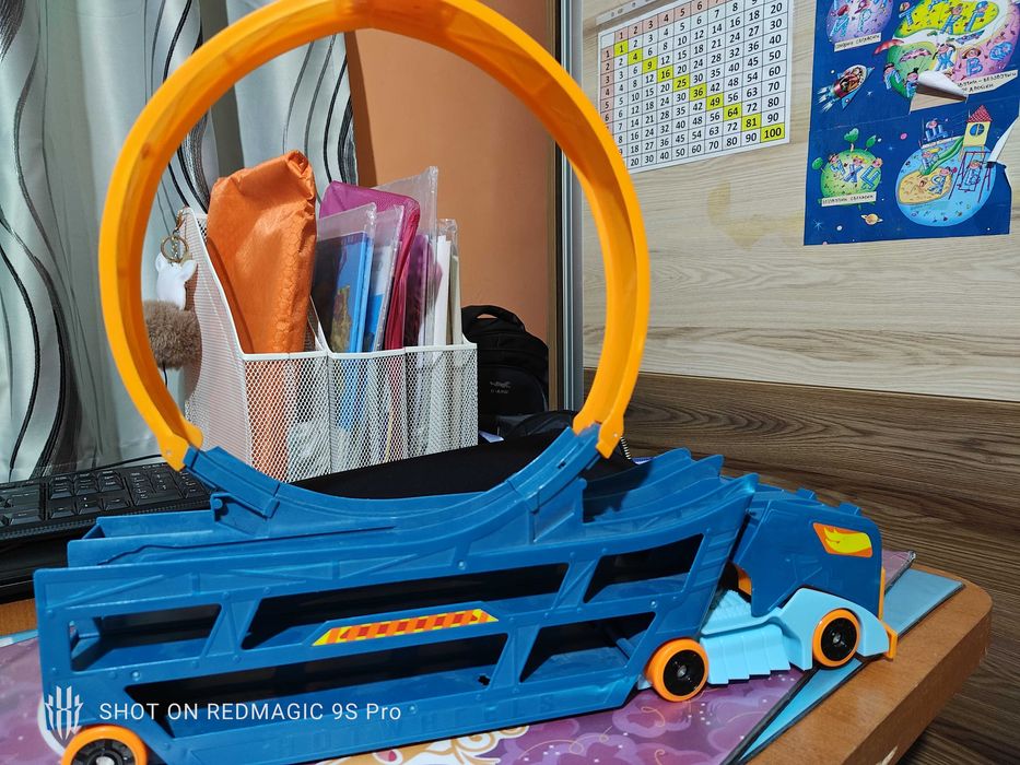 автовоз писта с лупинг Hot weels