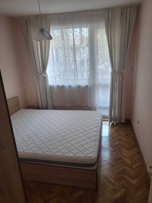 Двустаен обзаведен апартамент между ИУ и Спортна зала