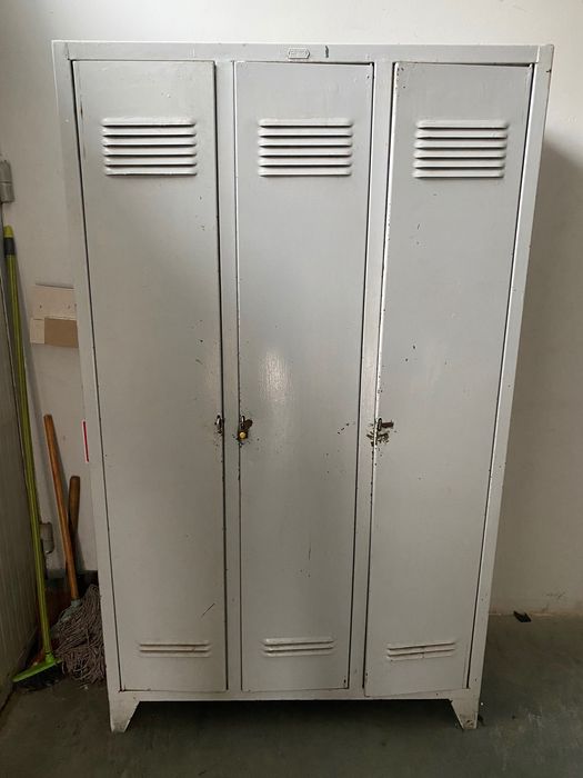 Метални шкафове - гардероби за съблекалня или каса за оръжие