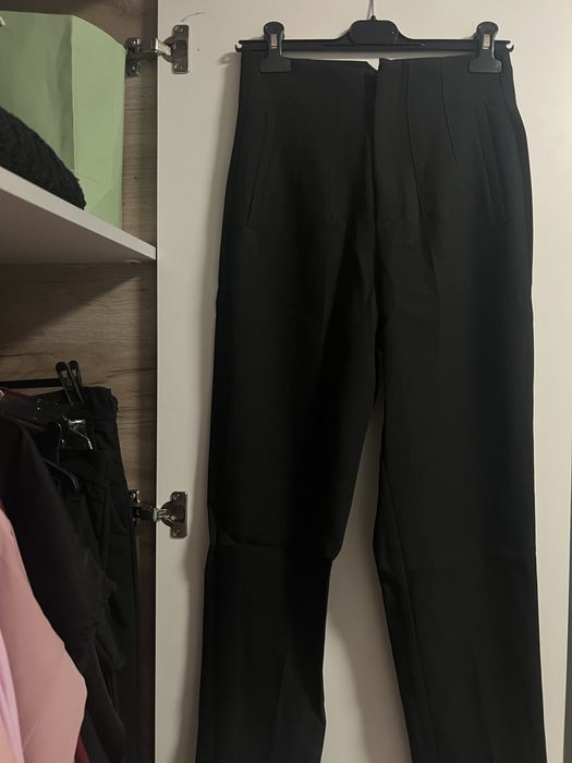 Pantaloni drepti noi