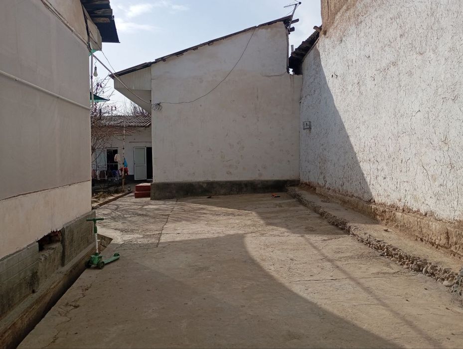 Uy sotiladi 6 sotix 7 xona remont ortacha