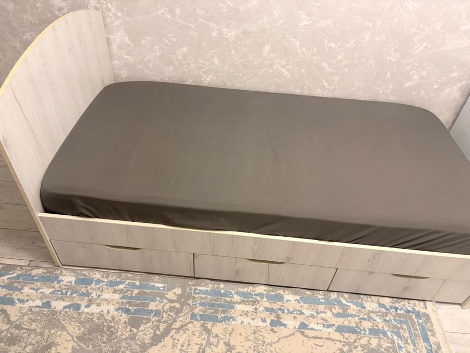 Продам кровать с матрасом