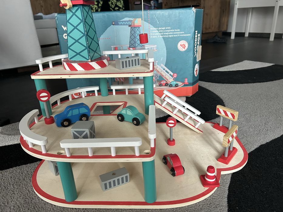 Garaj din lemn cu macara si vehicule, Egmont toys, 2-3 ani