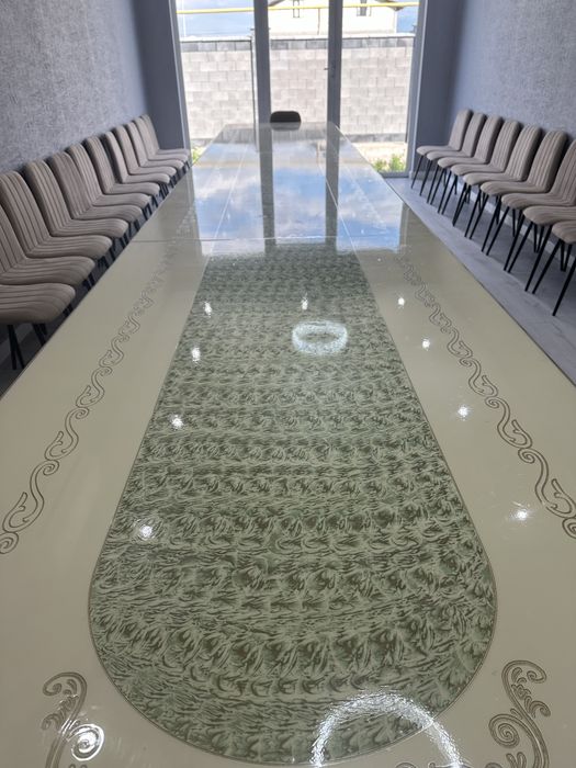 Большой стол со стульями