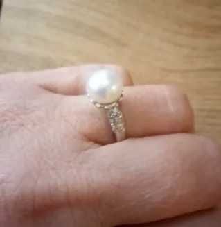 Дамски сребърен пръстен с естествена перла и циркони
