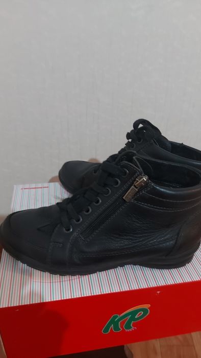 Продаются осенние ботинки