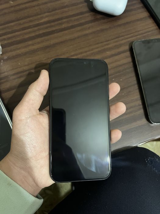 Iphone Xr srochni sotiladi