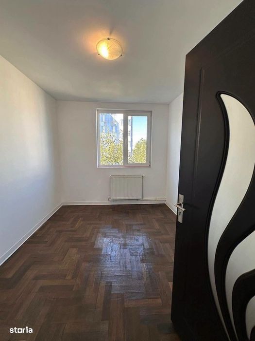 De vanzare apartament cu 4 camere, ultracentral, pret 85.000 euro