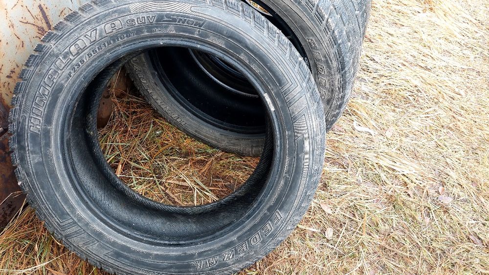 Продам шины зимние235/45/18