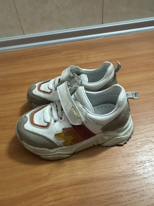 Продам кросовки кожанные на девочку 27 размер