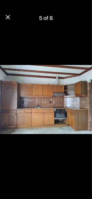 Ъглова кухня с дъбови врати