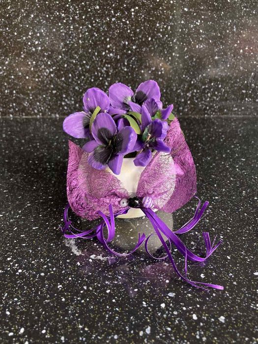 Теменужки в кашпи