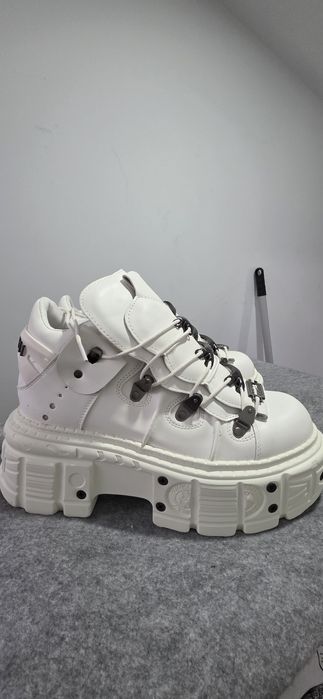 Продам новые модные ботинки