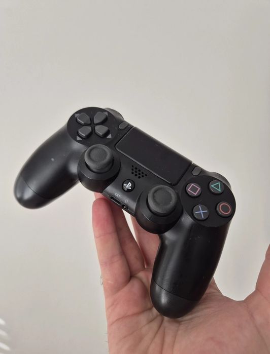 PlayStation 4 Pro 1TB в  отлично състояние, без забележки и профилактиран