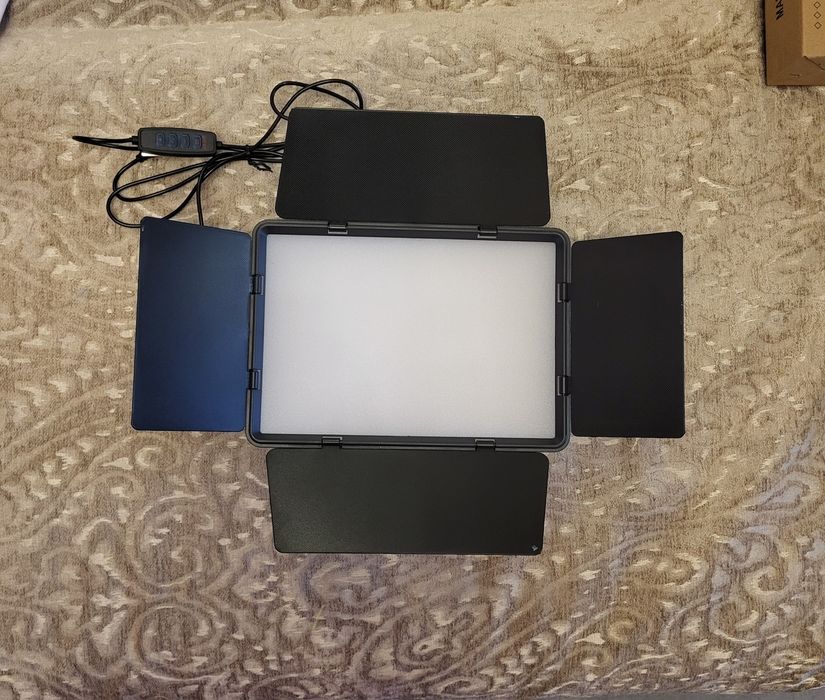 Продам LED лампу со штативом