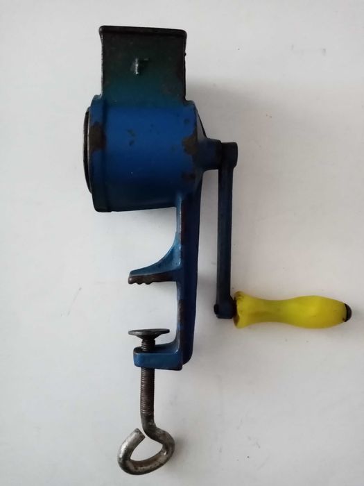 Ретро мелничка за чер пипер, мелничка за орехи и ядки.