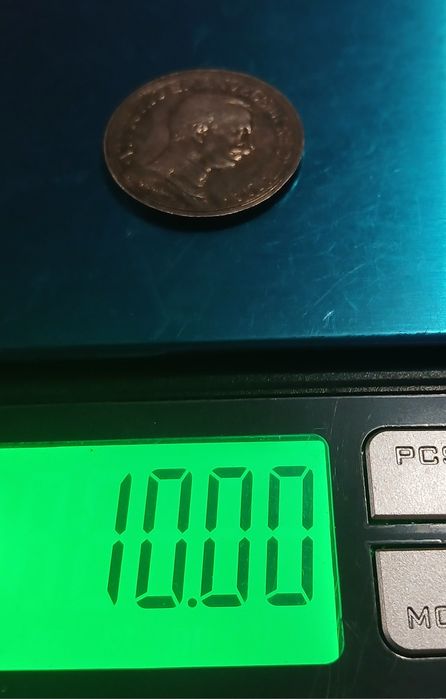 Стара сребърна монета.