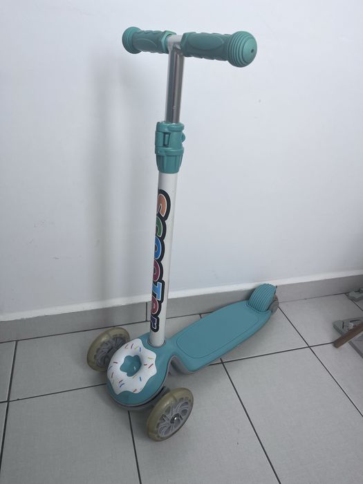 Trotineta cu 3 roti si lumini 3D donut