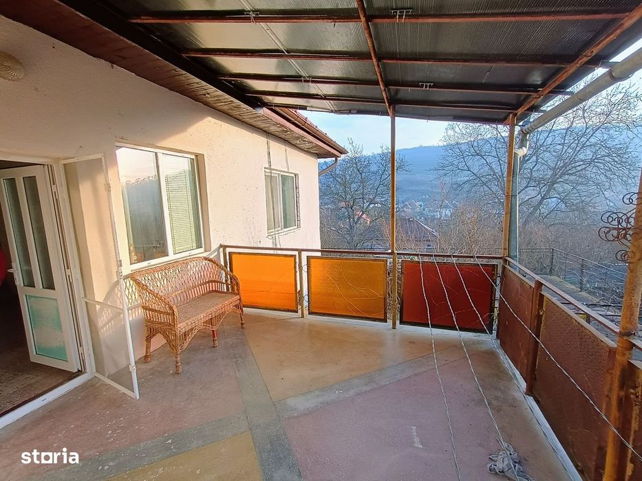 Casa generoasa cu 4 camere / str. Pomilor