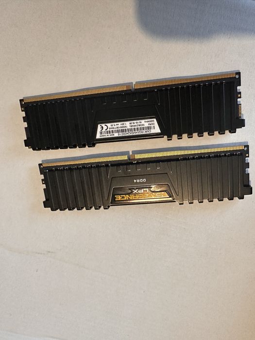 Corsair Vengeance 2400MHz cl16