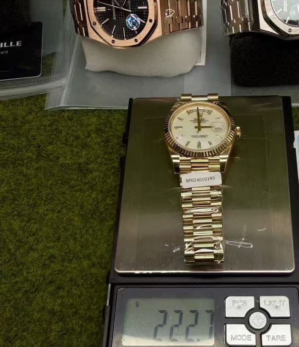 Часовник Rolex Day-Date 40 president 18k gold Baguette Diamond