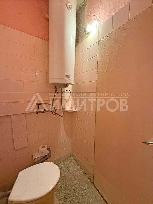 Продава гарсониера 40 м2. в центъра на гр. Нови пазар, САНИРАН жилищен блок. Нисък етаж.