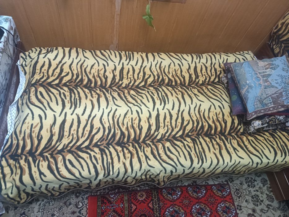 Продам комплект мягкой мебели и др