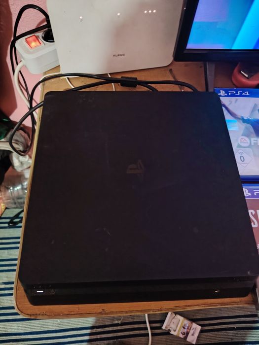 Vând ps4 slim de 1tb funcționează perfect nu scoate zgomote absolut impecabil