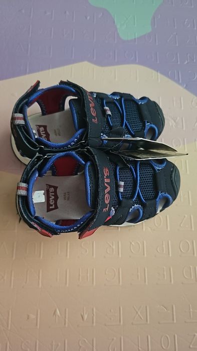 Vand  sandale  noi Levi's  cu etichetă – mărimea 25 – 80 lei