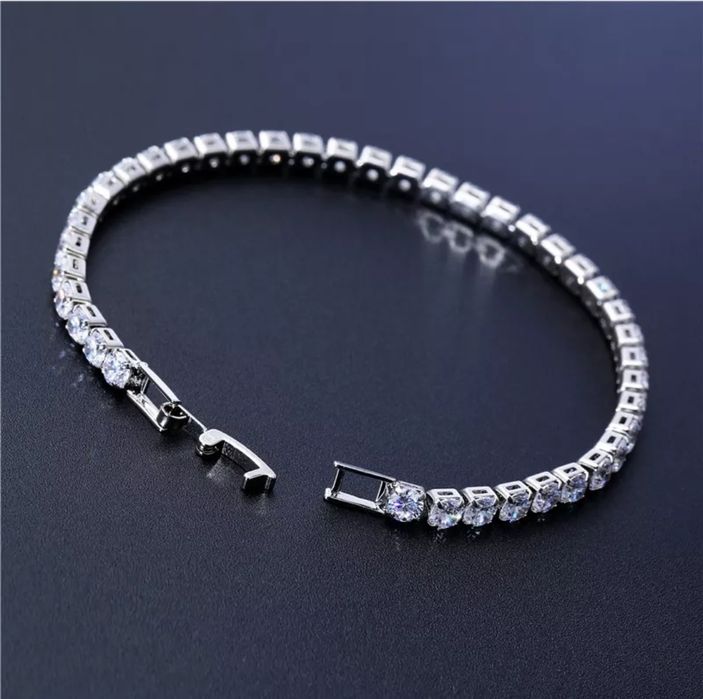 Сребърна гривна с кристали