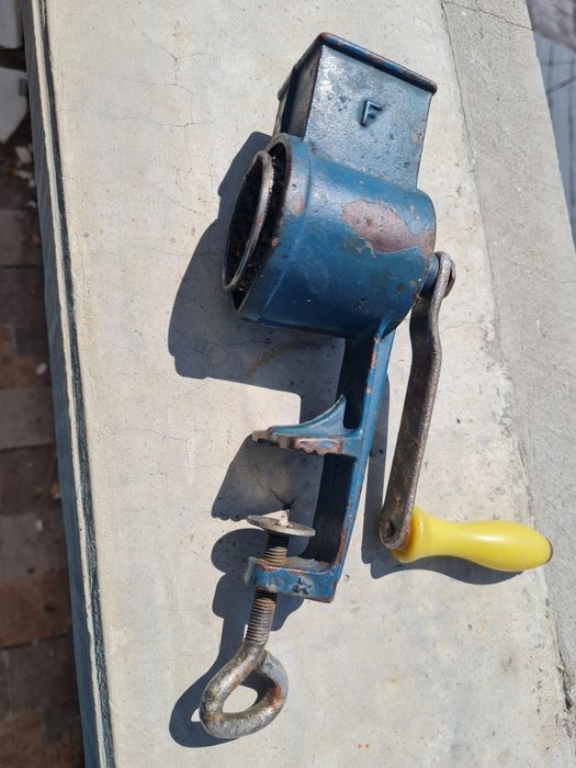 Vând mașină măcinat nuci