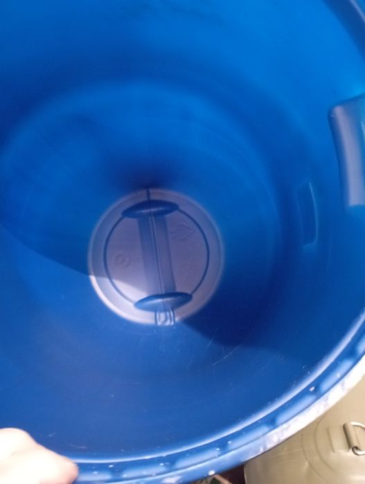 Бидон плюс два стъклени съда.