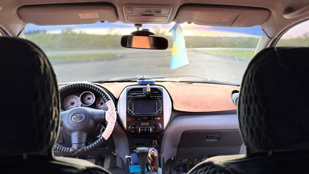 Автомобиль тайота рав 4