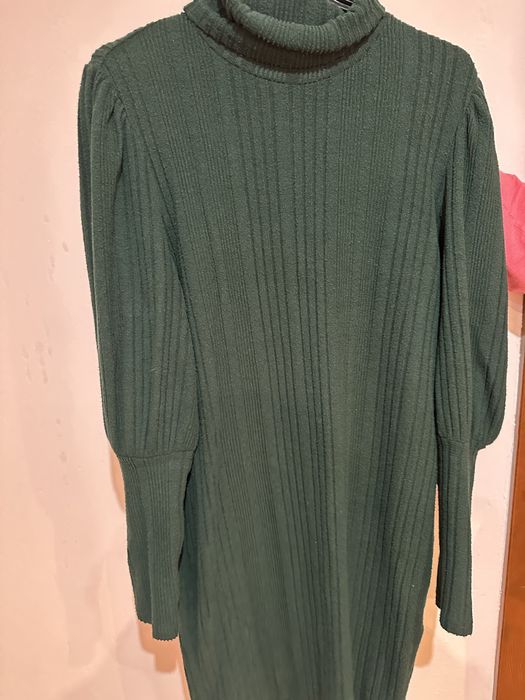 Rochie verde pe gat