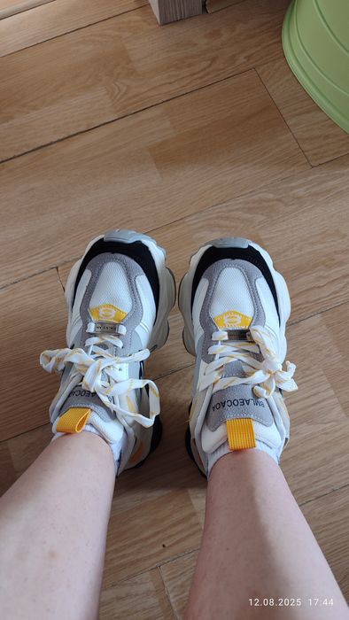 Продам новые кроссовки