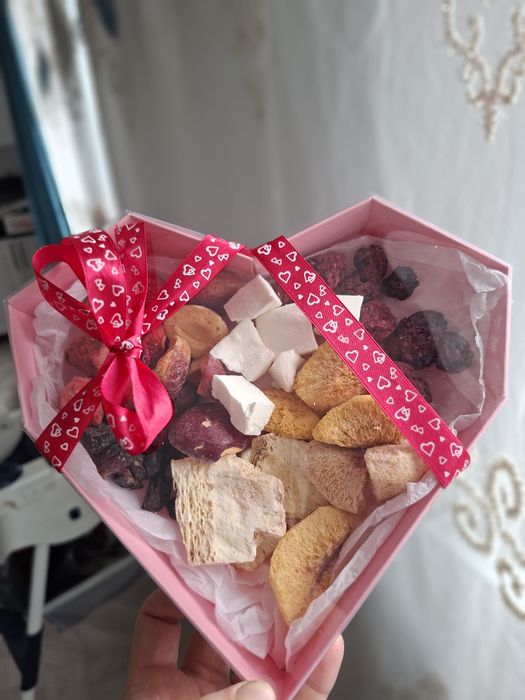 сублимированные фрукты и сублимированное мороженое.